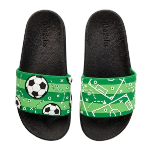 Chanclas infantiles alegres Campo de futbol